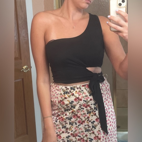 Asymmetrical cutout Cropped Tank - Picture 1 of 3